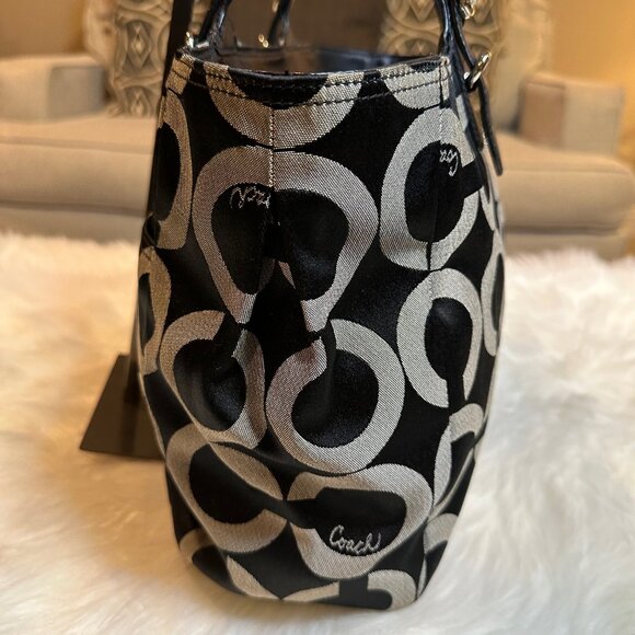 Coach Bag Black and Cream Shoulder Bag NWOT - Picture 4 of 12